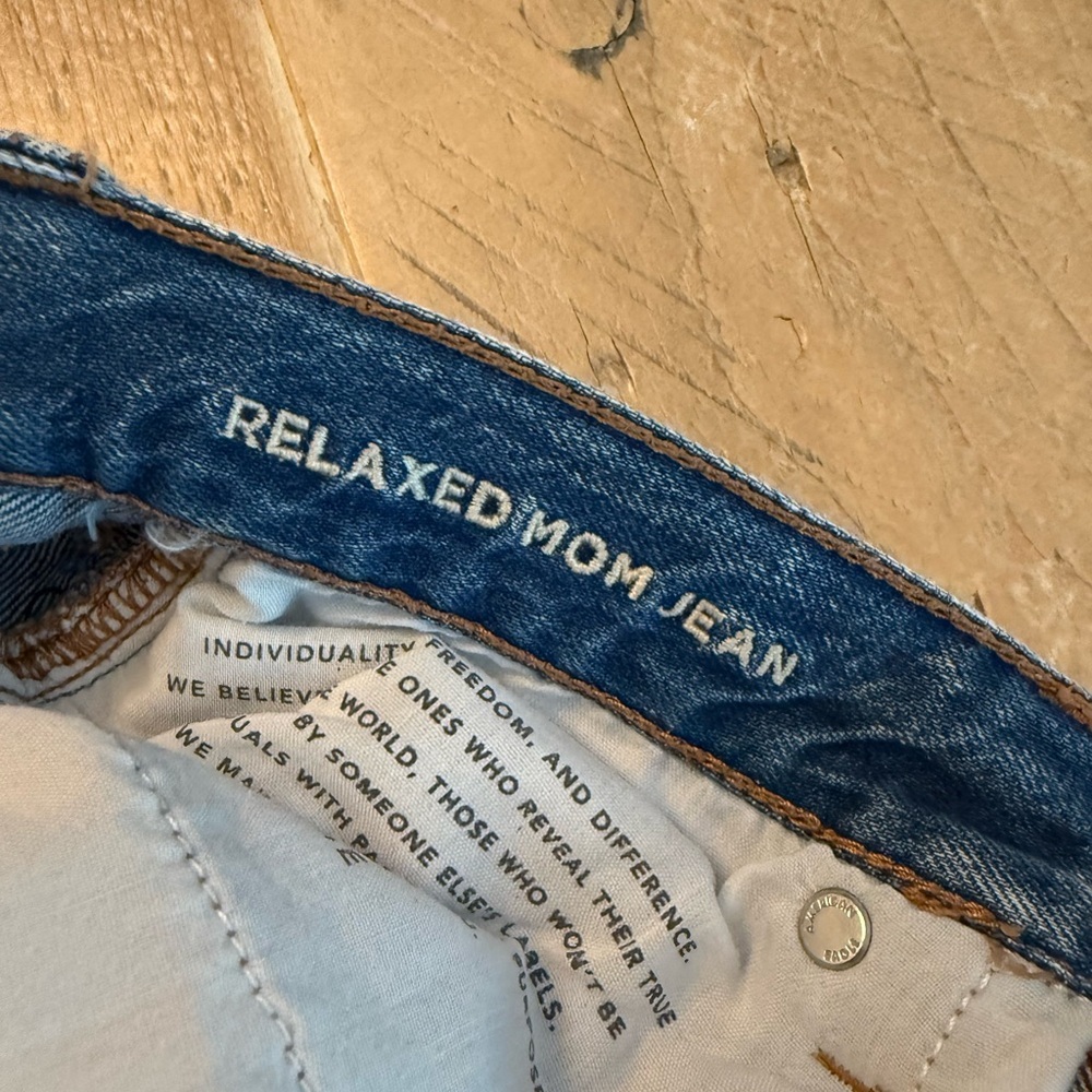 American Eagle Blue Relaxed Mom Jeans 4L - Picture 4 of 9
